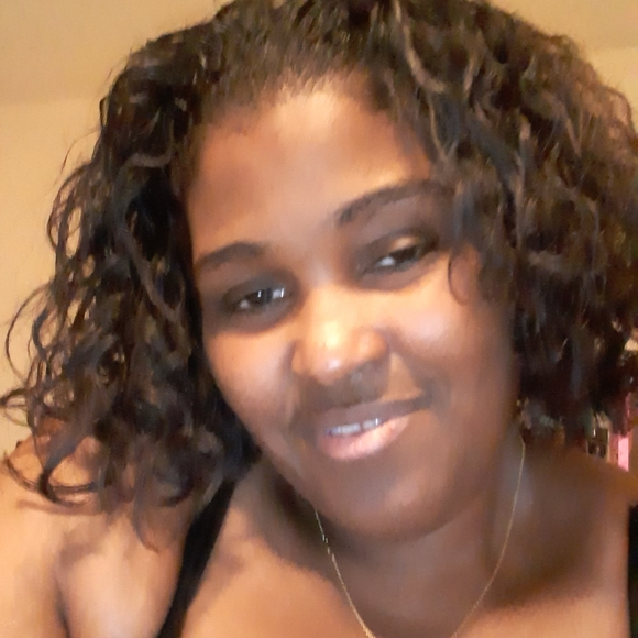 Meet your Posher, Lakisha - Picture 2 of 2